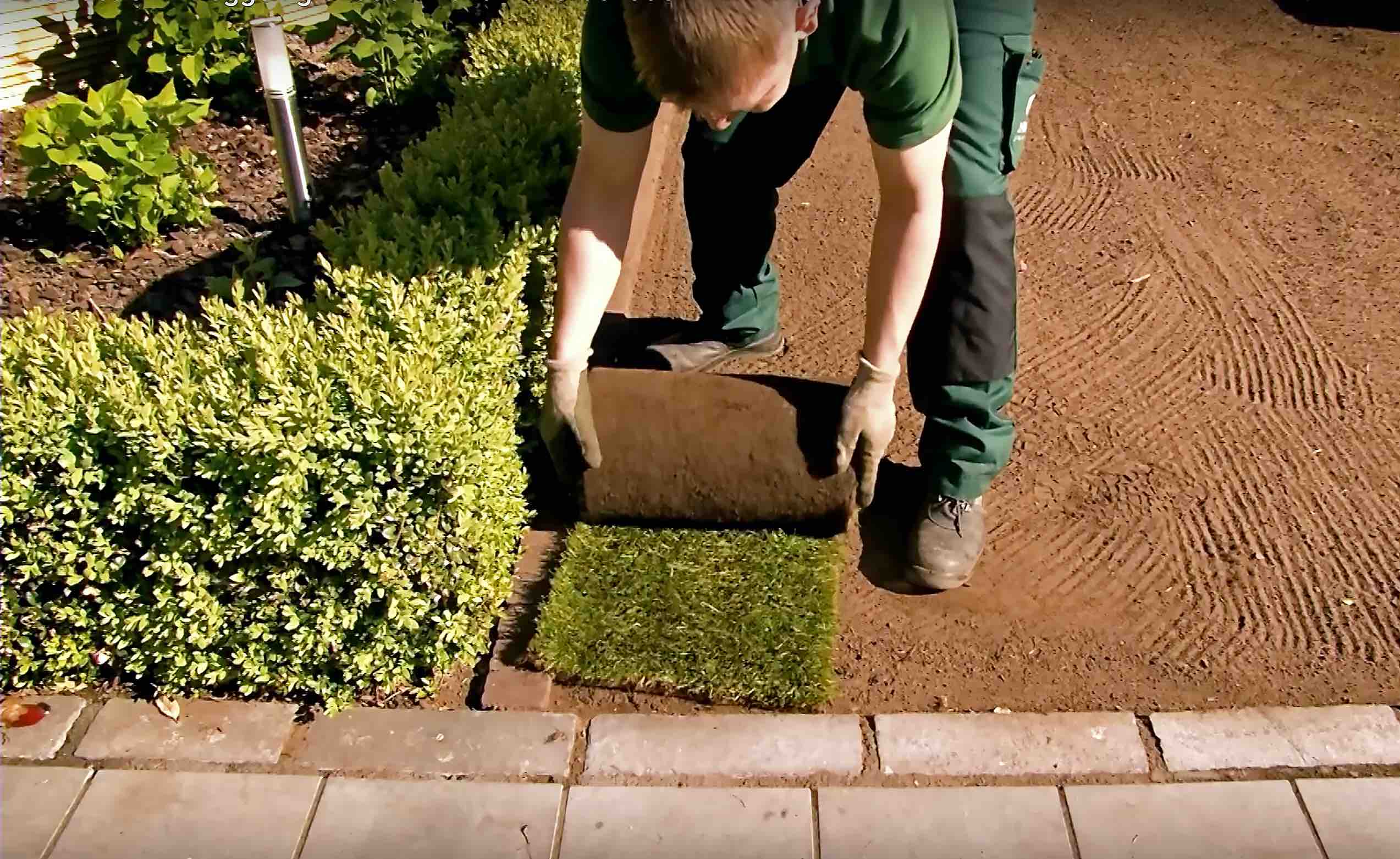 Egaliseren en voorbereiden van zandgrond voor grasmatten Egaliseren en voorbereiden van zandgrond voor grasmatten